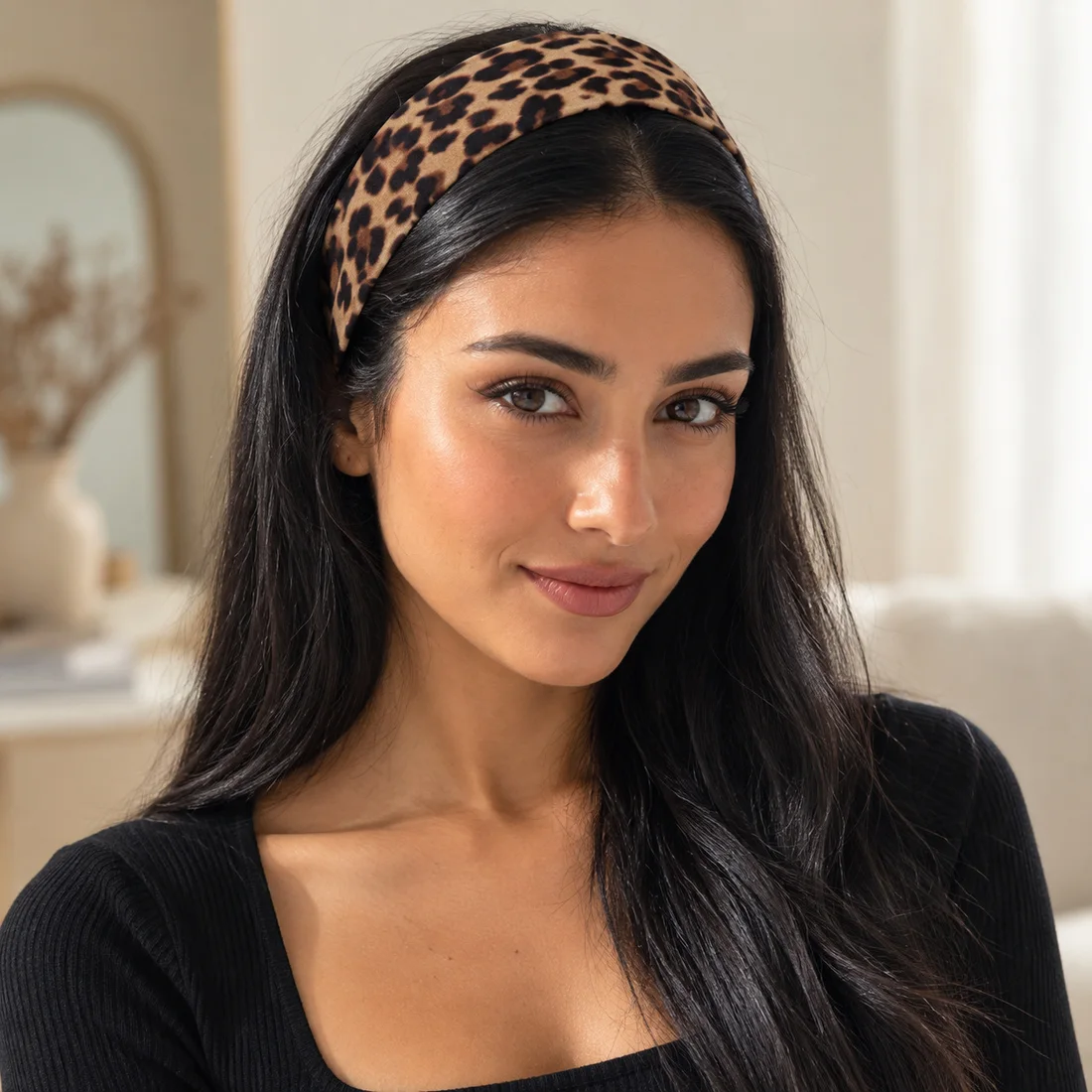 Bandeau léopard large classique · porté par une femme