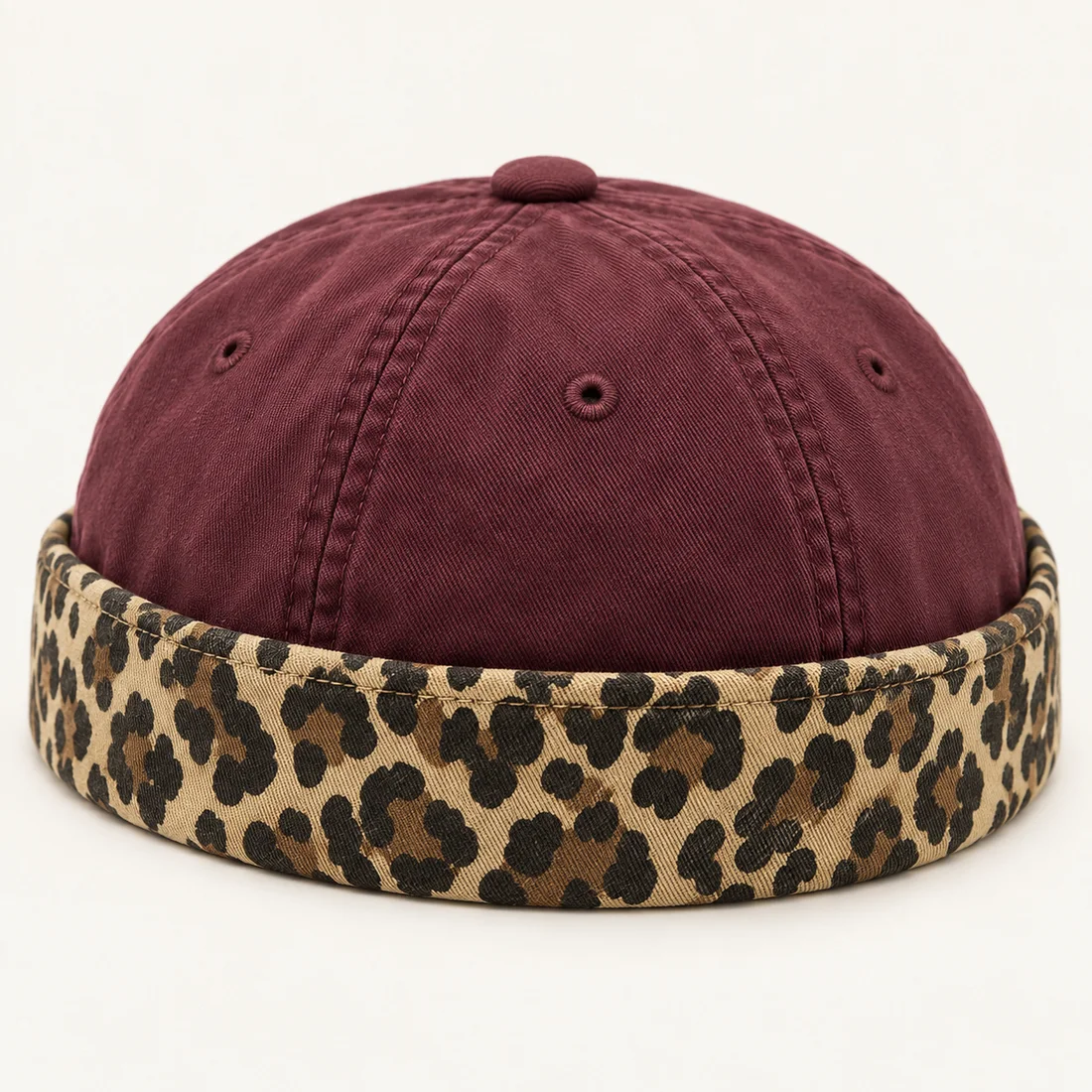 Bonnet docker bordeaux et léopard · détail du motif