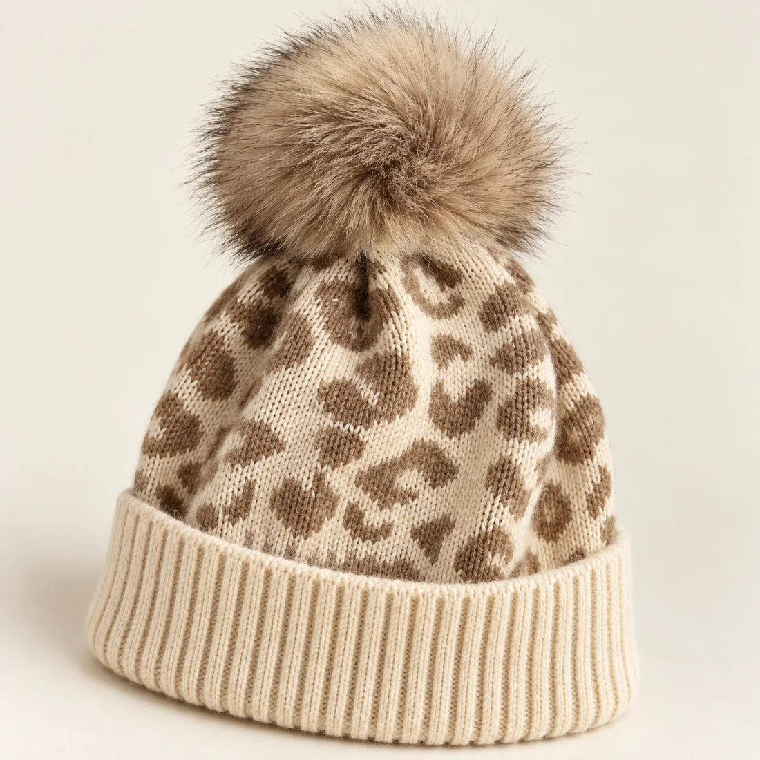 Bonnet léopard beige à pompon · détail du motif