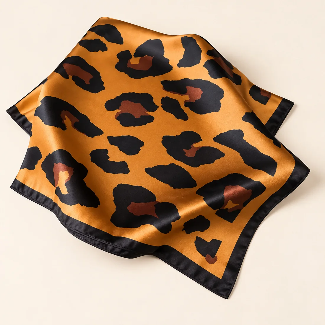 Foulard léopard carré ocre · vue de trois quarts