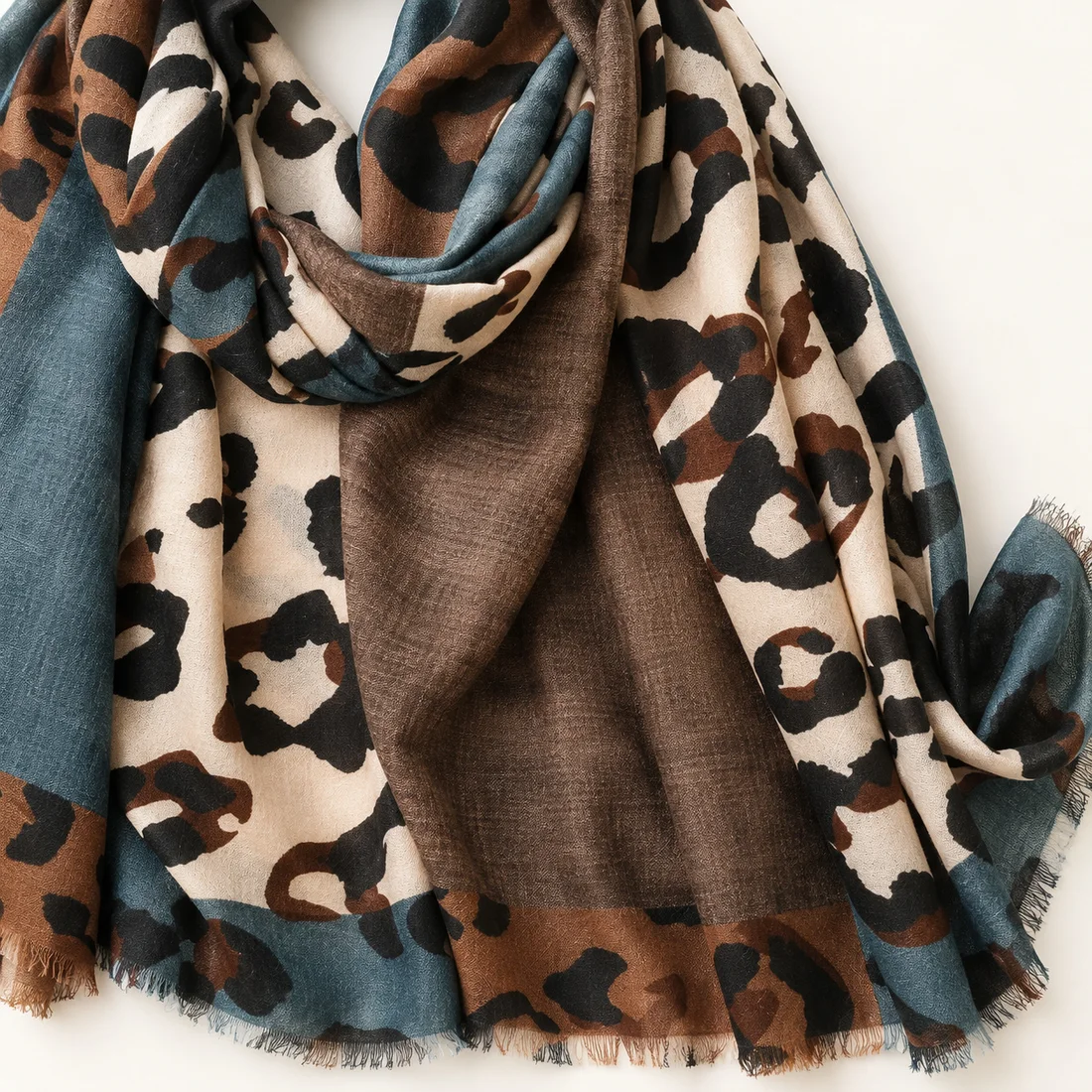 Foulard léopard mosaïque pétrole · détail du motif