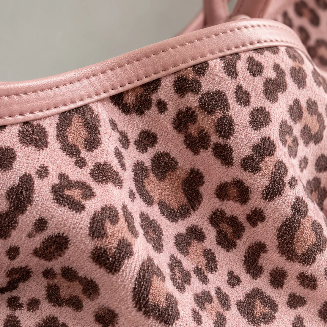 Sac léopard rose souple · détail du motif