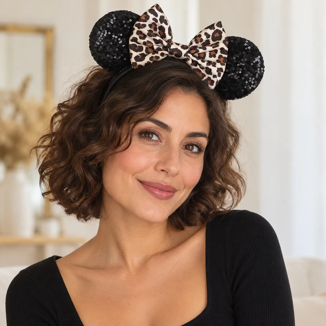 Serre-tête oreilles et nœud léopard · porté par une femme