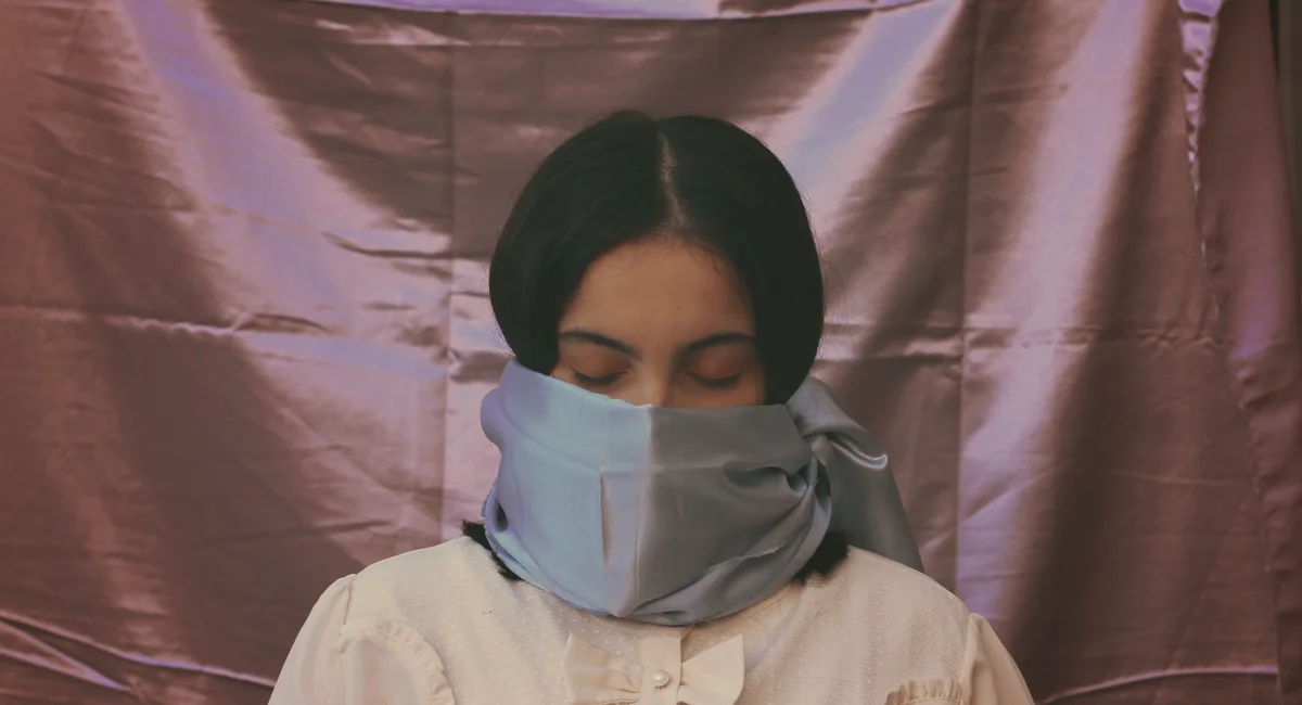 Le petit foulard tour de cou femme qui signe une silhouette nette, sans surcharge